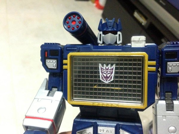 MP 13 Masterpiece Soundwave With Laserbeak Up Close And Personal Image Gallery  (23 of 54)